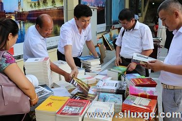 中国驻奥什总领馆乔迁新址 百余华人参加庆贺