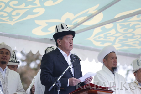 吉尔吉斯斯坦总理热恩别科夫参加开斋节祈祷