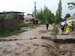 塔拉斯河水位上涨 15户居民面临洪水威胁