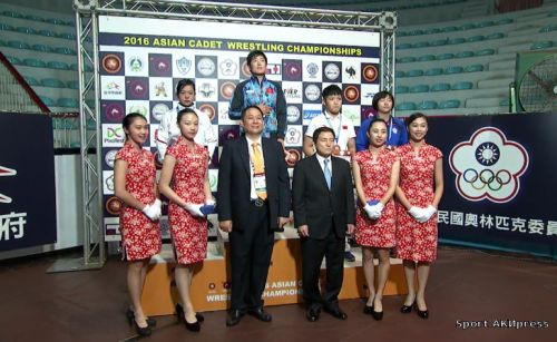 吉尔吉斯斯坦女选手2016年亚洲少年摔跤锦标赛夺魁