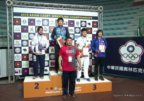吉尔吉斯斯坦女选手2016年亚洲少年摔跤锦标赛夺魁