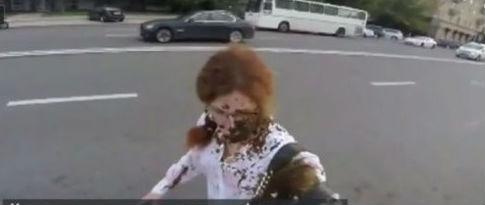 俄罗斯女记者公开批评普京 遭支持者泼粪