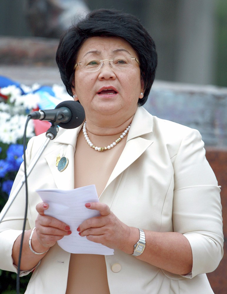 吉国第一女总统萝扎·奥通巴耶娃佩戴的胸针