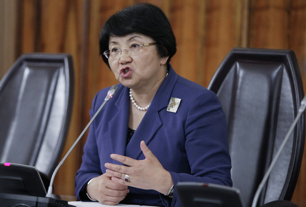 吉国第一女总统萝扎·奥通巴耶娃佩戴的胸针