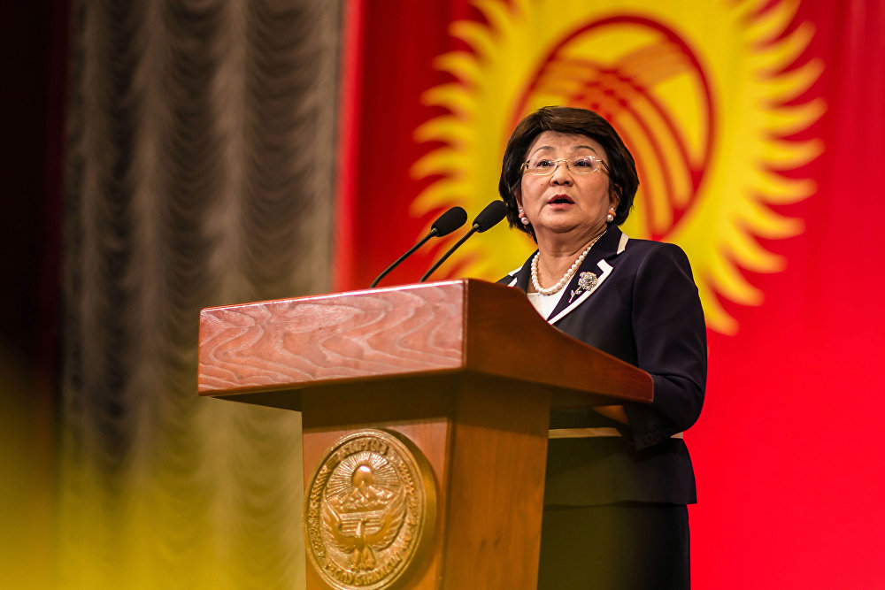 吉国第一女总统萝扎·奥通巴耶娃佩戴的胸针