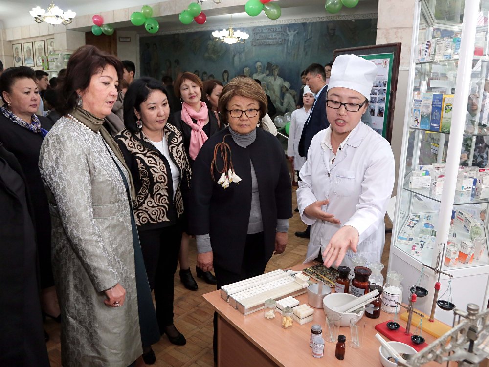 吉国第一女总统萝扎·奥通巴耶娃佩戴的胸针