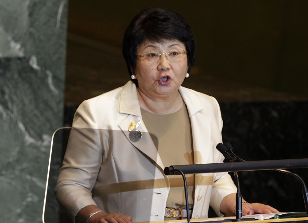 吉国第一女总统萝扎·奥通巴耶娃佩戴的胸针