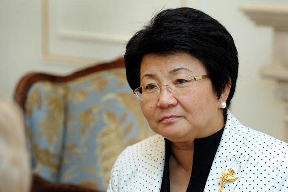 吉国第一女总统萝扎·奥通巴耶娃佩戴的胸针