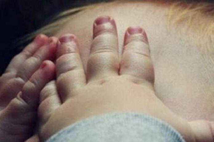 比什凯克一男子残忍虐婴