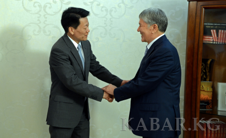 阿坦巴耶夫总统会见了即将离任的中国大使齐大愚