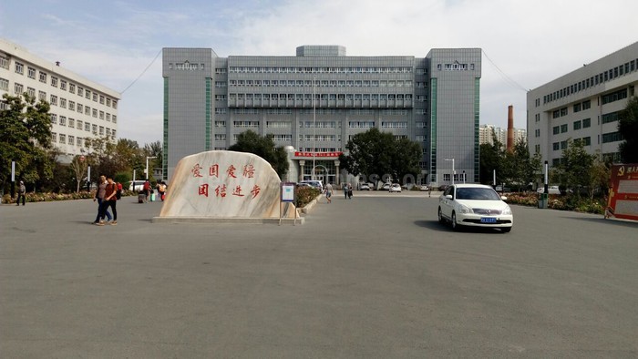 在新疆大学就读的吉国大学生援助光明之路孤儿院