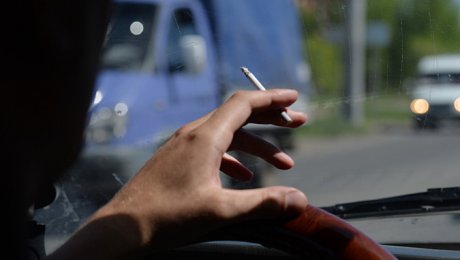 开车时吸烟？在哈萨克斯坦有可能会被罚款！