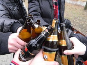 吉国议会有意加大对公共场所酗酒的处罚力度