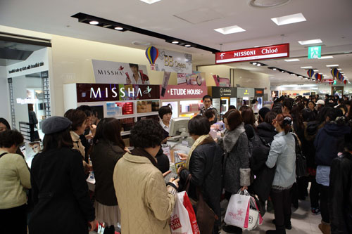 外媒称二三十岁中国年轻人成韩国免税店主要顾客