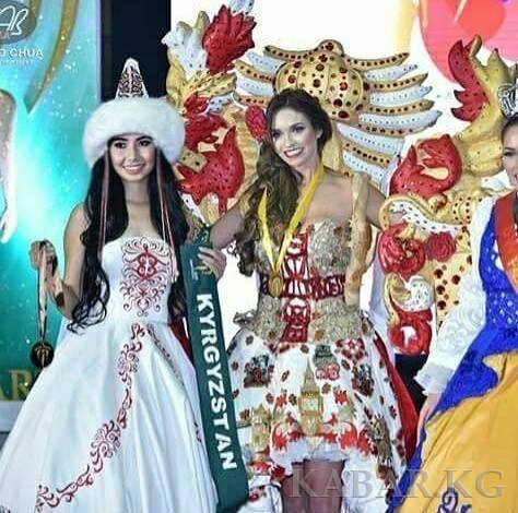 吉国佳丽摘得2016年地球小姐民族服装大赛铜牌