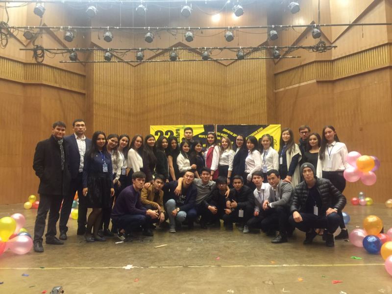 哈萨克斯坦留学生在乌鲁木齐为赴中国求医的哈国小女孩筹善款