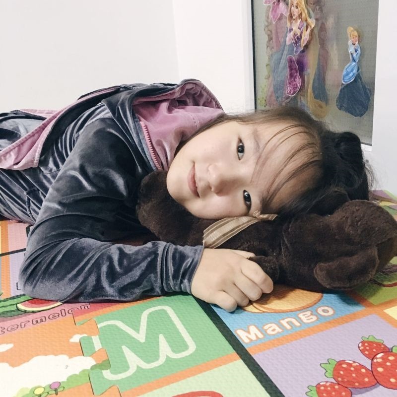 哈萨克斯坦留学生在乌鲁木齐为赴中国求医的哈国小女孩筹善款