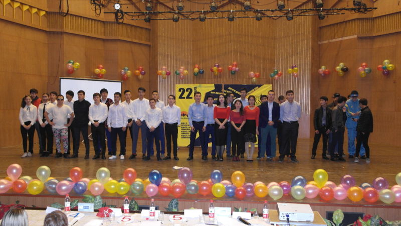 哈萨克斯坦留学生在乌鲁木齐为赴中国求医的哈国小女孩筹善款
