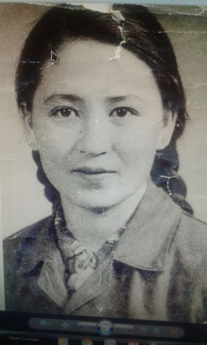 吉国著名作家萨斯帕耶夫的妻子是中国人