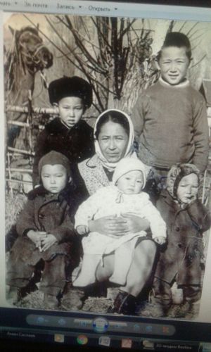 吉国著名作家萨斯帕耶夫的妻子是中国人