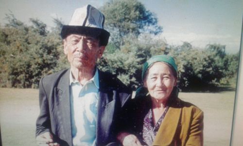 吉国著名作家萨斯帕耶夫的妻子是中国人