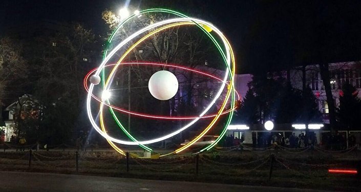 美丽的比什凯克：原子行星模型照亮夜晚