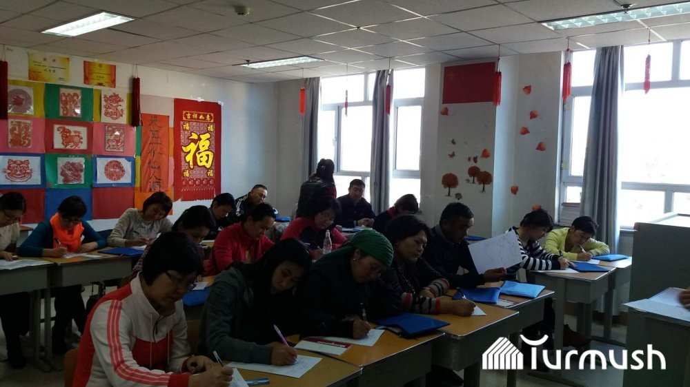 吉国13名学生在新疆师范大学进行短期汉语教师培训