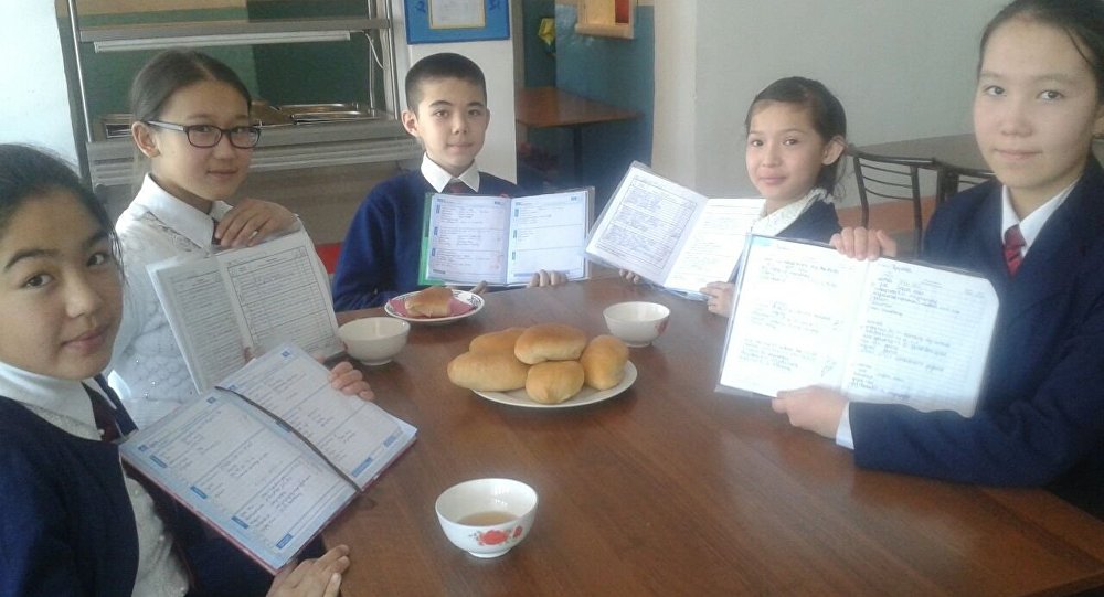 哈萨克斯坦一所中学实行独特的5分奖励措施：免费吃馅饼和喝茶