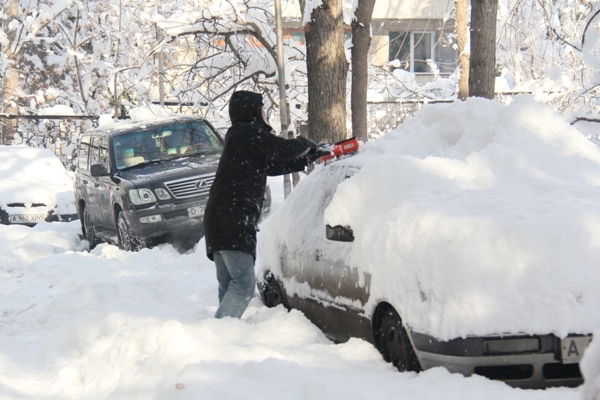 阿拉木图积雪厚达80厘米，市长谈除雪工作