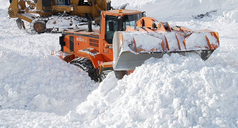 吉国至中国公路因雪崩受阻