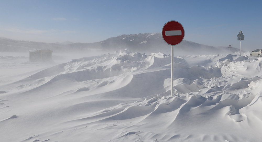 吉国至中国公路因雪崩受阻