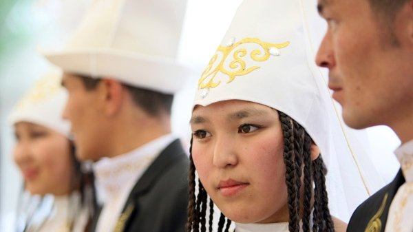 吉国平均初婚年龄 男性：26.9岁 女性：23.6岁