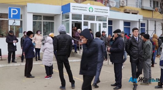 阿特劳市市民举行抗议活动，反对暂住登记政策