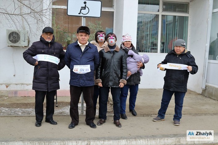 阿特劳市市民举行抗议活动，反对暂住登记政策