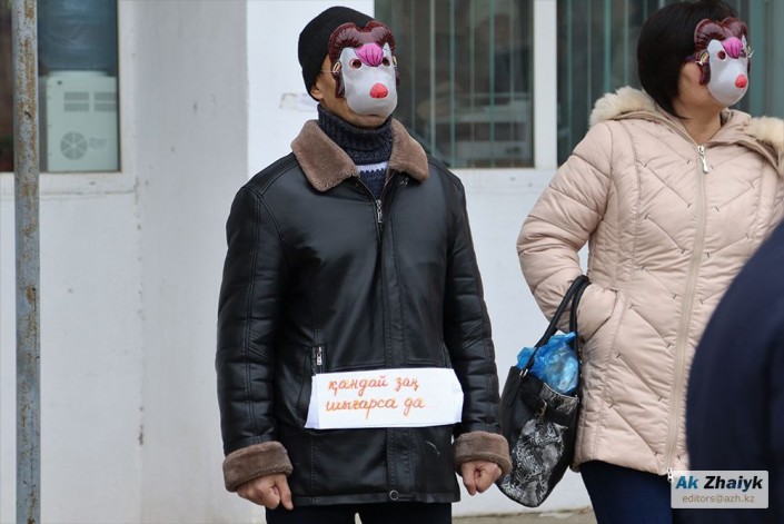 阿特劳市市民举行抗议活动，反对暂住登记政策