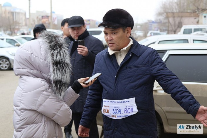阿特劳市市民举行抗议活动，反对暂住登记政策