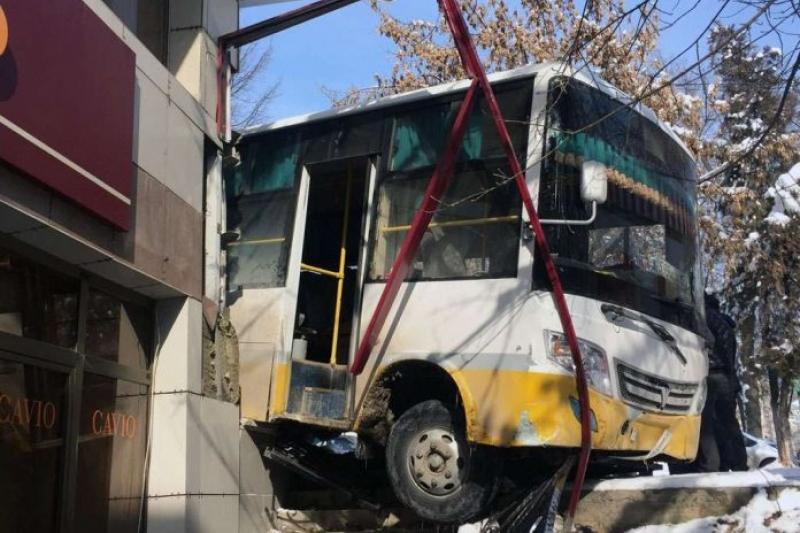 奇姆肯特市一辆公交刹车失灵撞进建筑物