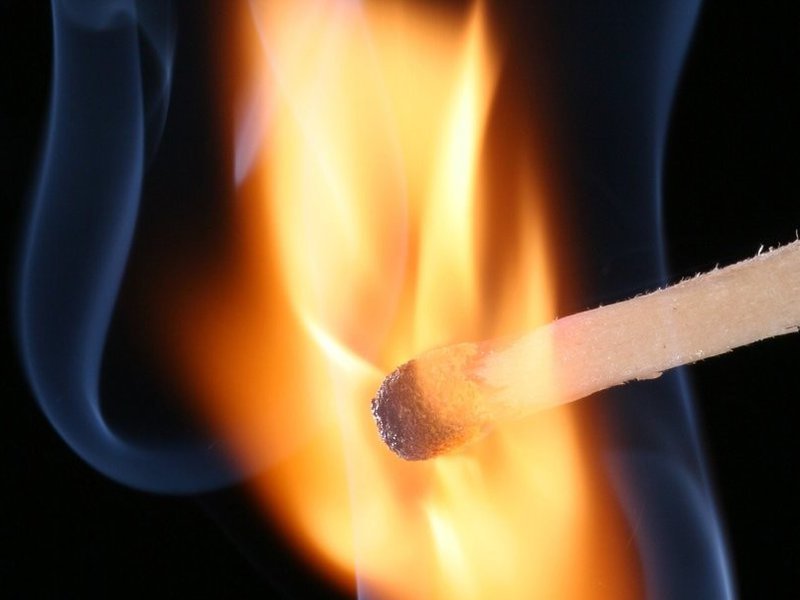 阿克纠宾一男子淋满汽油点火自燃，冲进警察局大楼