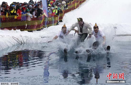 格鲁吉亚举行“冰池跳水” 选手赤膊上阵挑战严寒