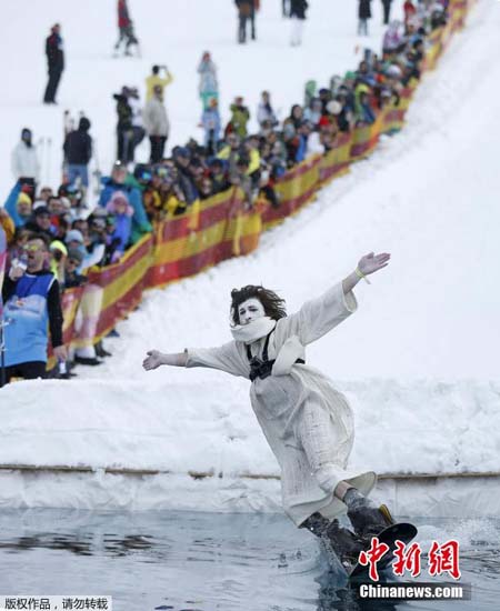 格鲁吉亚举行“冰池跳水” 选手赤膊上阵挑战严寒