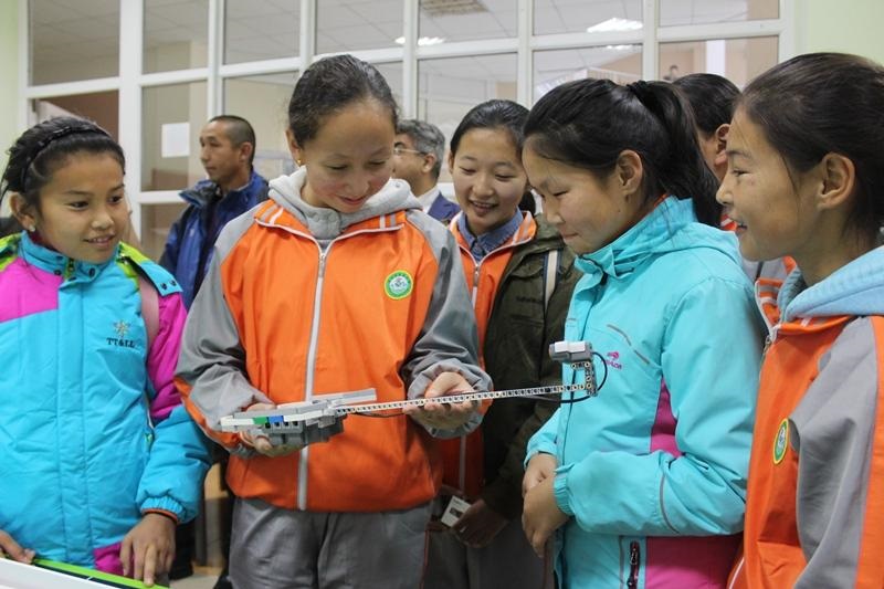 中国新疆的小学生们在东哈萨克斯坦州中小学进行参观交流活动