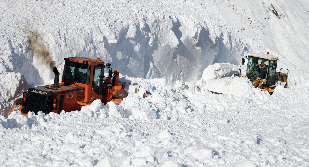 吉国比什凯克—奥什公路发生雪崩