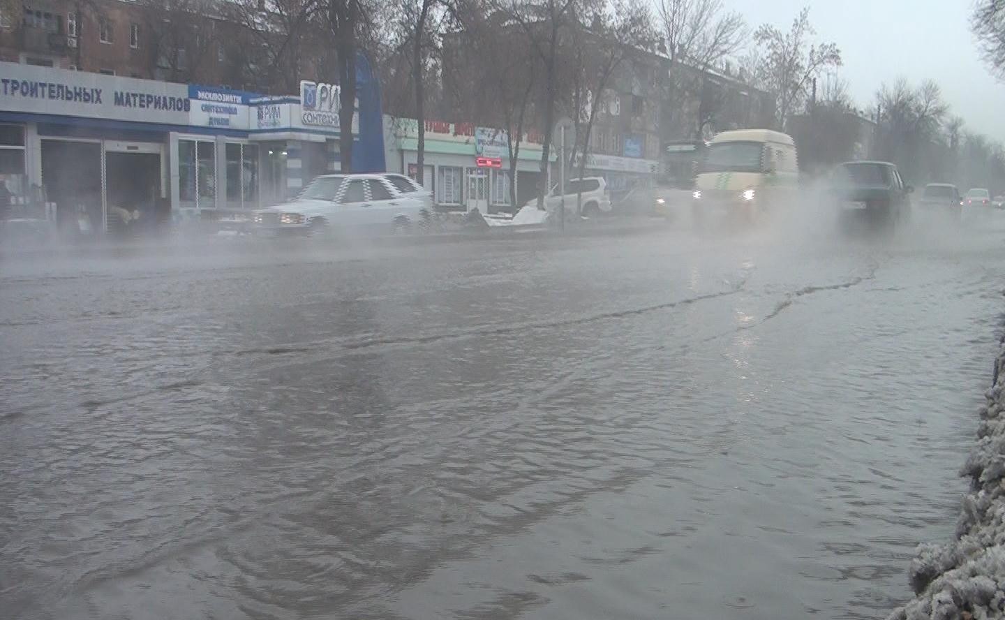 哈萨克斯坦奇姆肯特市遭遇暴雨  街道院子被淹